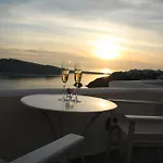 Апартаменты Captain John Oia Cave Houses - Sunset & Caldera Retreat *
