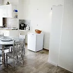 Апартаменты Captain John Oia Cave Houses - Sunset & Caldera Retreat Ия