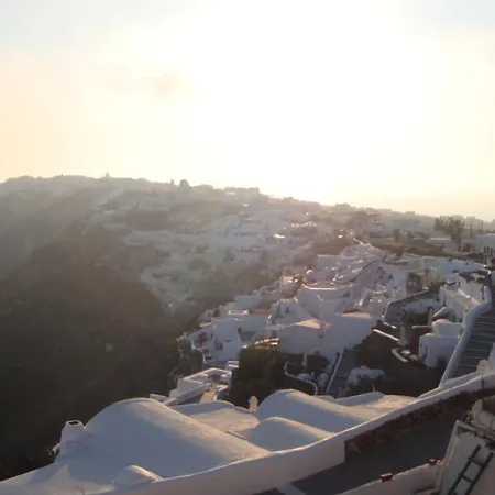 Captain John Oia-caldera,sunset & Volvano View 伊亚