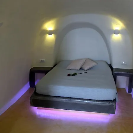 Captain John Oia-caldera,sunset & Volvano View Oia