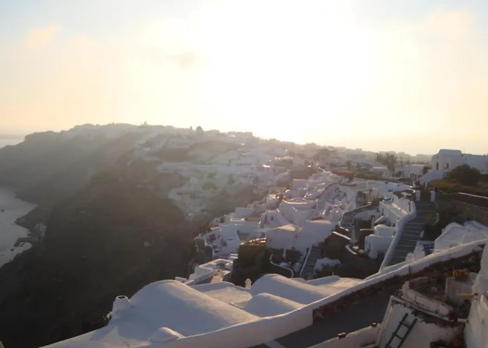 Captain John Oia-caldera,sunset & Volvano View Oia